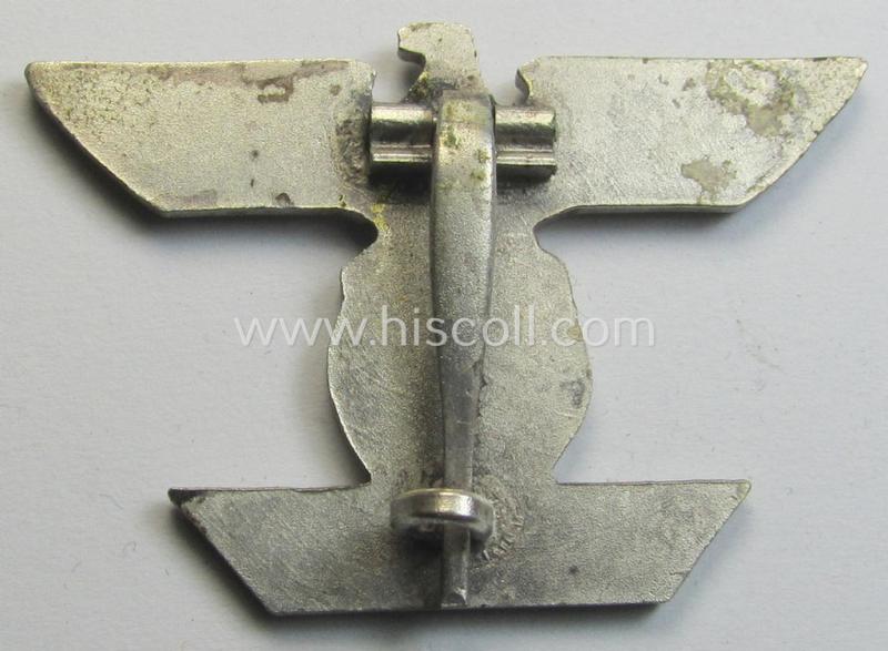 Superb, 'Wiederholungsspange zum EK I. Klasse' being a non-maker-marked example as executed in (tarnished) silver-toned 'Buntmetall' as was produced by the: 'Otto Schickle'-company and that comes in a wonderful- and untouched, condition