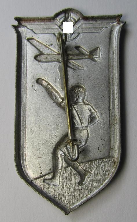 Commemorative - and with certainty scarcely seen! - so-called: 'D.L.V.'- (ie. 'Deutsches Luftsport Verbandes'-) related 'tinnie' depicting the typical: D.L.V.'-logo and detailed illustration of a youngster launching a model glider-plane