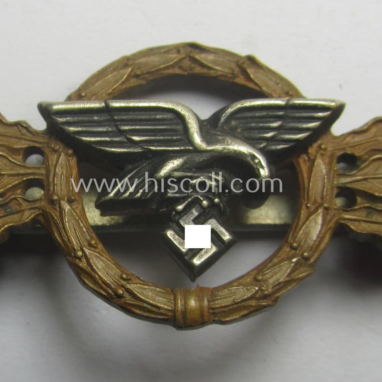 Tombak- (ie. 'Buntmetall'-) based- and/or (typical) non-maker-marked example of a WH (Luftwaffe) 'Frontflugspange für Transport- u. Luftlandeflieger in Bronze' as presumably produced by the: 'C.E. Juncker'-company