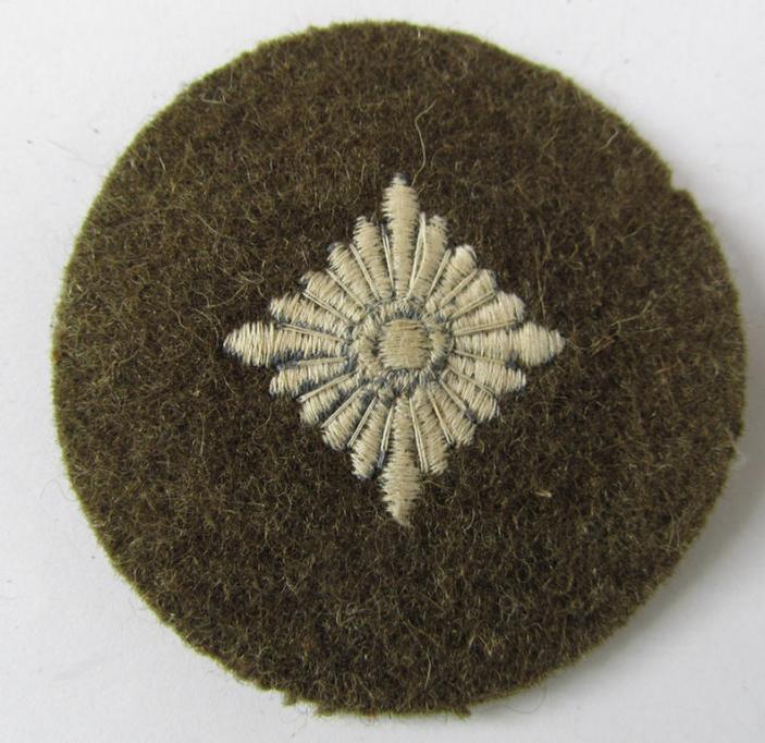 Attractive, WH (Heeres) 'standard-type', tropical-style rank-insignia (ie. roundel), as executed in bluish-grey coloured linnen on a brownish-green background, as intended for an: 'Oberschütze' - overall nice (ie. virtually mint-/unissued!) condition