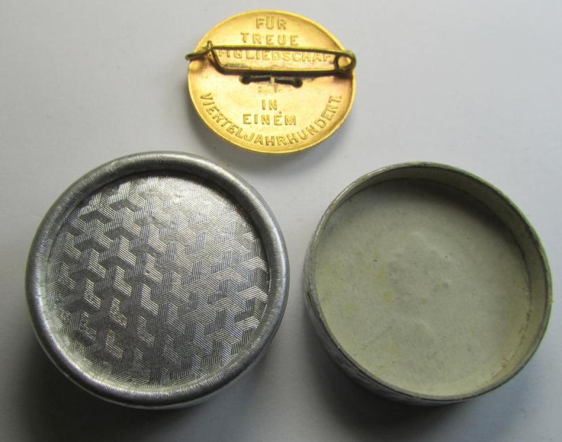 Interesting - and never before encountered! - neatly enamelled, commemorative membership lapel-pin as was intended for long-year membership within the: 'Schwäbischer Albverein' and that comes stored in its (period) circular-shaped etui (ie. box)