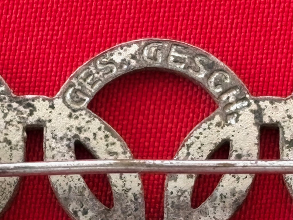ANTIQUE AUTHENTIC 1936 OLYMPICS GAMES OFFICIAL VISITORS BADGE.