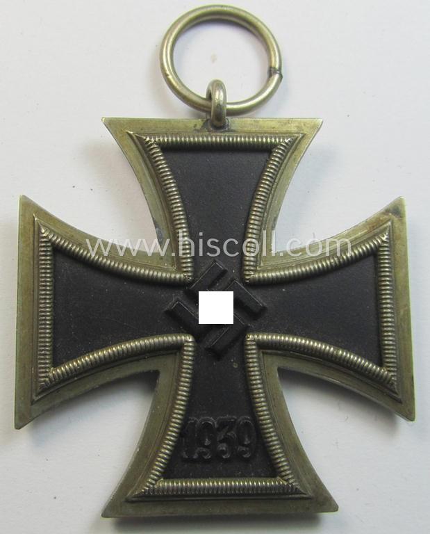 'Eisernes Kreuz II. Klasse' being a non-maker-marked example that comes together with its original- and never-mounted ribbon (ie. 'Bandabschnitt') as was produced by a (by me) unidentified maker (ie. 'Hersteller')