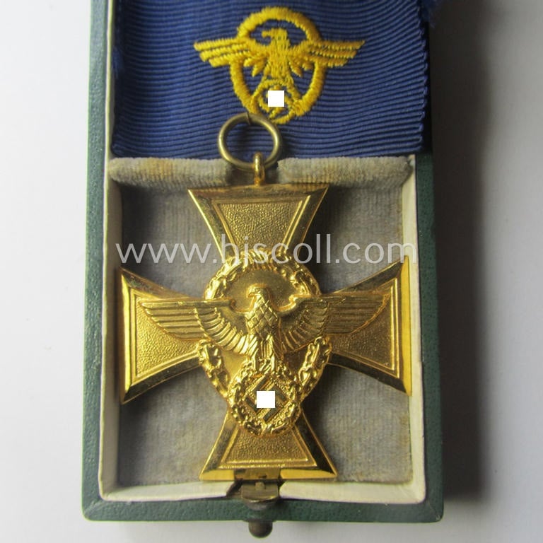 Golden-class 'Pol.-Dienstauszeichnung 1. Stufe' (or: police loyal-service medal first-class) that comes stored in its period, green-coloured (and luxuriously styled!) etui and that comes with its accompanying (shortened) ribbon (ie. 'Bandabschnitt')