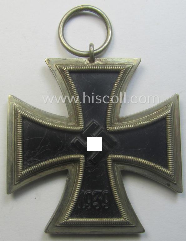 'Eisernes Kreuz II. Klasse' being a non-maker-marked example that comes together with its original- and once-mounted ribbon (ie. 'Bandabschnitt') as was produced by a (by me) unidentified maker (ie. 'Hersteller')