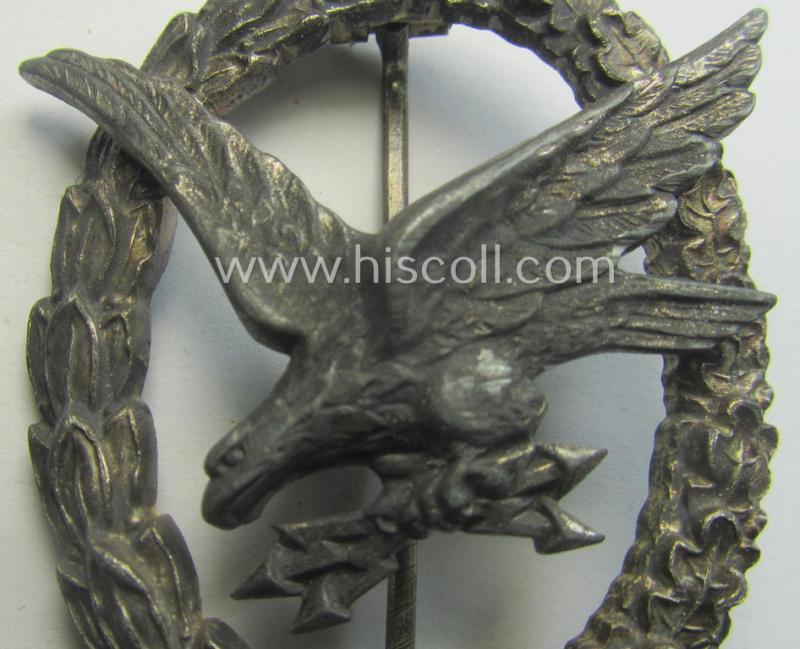 WH (LW) 'Fliegerschützen-Abzeichen mit Blitzbündel' being a maker- (ie. 'Wilh. Deumer'-) marked- and/or: typical zinc- (ie. 'Feinzink'-) based example as was produced by the: 'Wilh. Deumer'-company that comes stored in its period etui