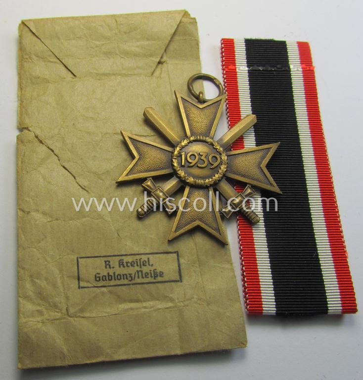 Superb medal-set: 'KvK 2. Klasse mit Schwertern' being a maker- (ie. '67'-) marked specimen by the maker- (ie. 'Hersteller') named: 'R. Kreisel' and that comes packed in its original, 'Zellstoff'-based pouch of issue as found