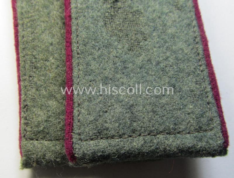 Superb - and fully matching! - pair of early- (ie. mid-) war-period so-called: 'M40 o. M43'-pattern, WH (Heeres) EM-type shoulderstraps as piped in the 'bordeaux'-coloured branchcolour as intended for a: 'Soldat eines (Nebel)Werfer-Rgts. o. Abtl...