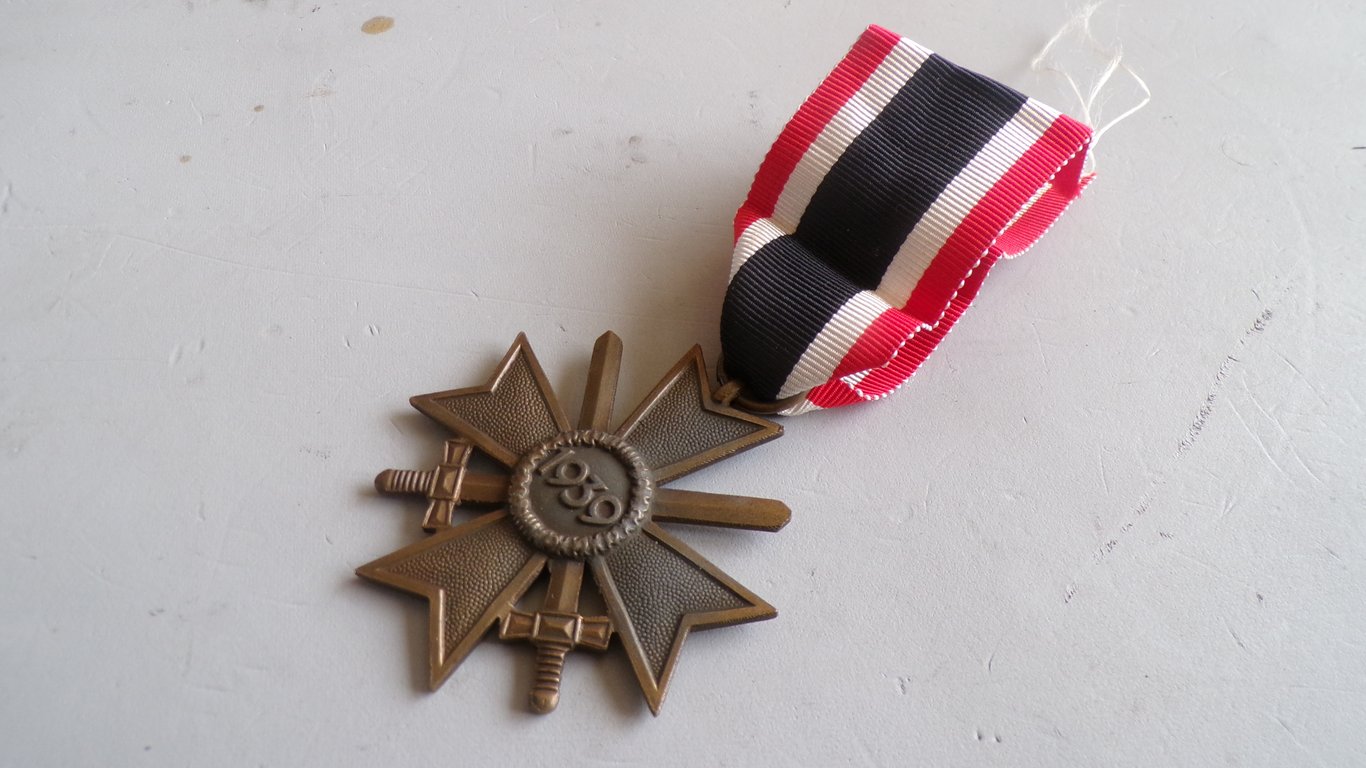 Kriegsverdienskreuz mit schwerten