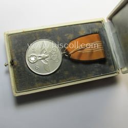 Superb, 'Deutsche Olympia-Erinnerungsmedaille 1936' being a non-maker-marked example...