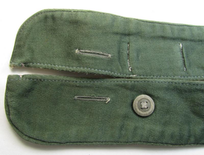 Neat, WH (Heeres, Waffen-SS etc.) greenish- ie. field-grey-coloured- and/or 'standard-issue'-pattern so-called: 'Kragenbinde' (or: uniform inner-collar) being a regular-issued and/or non-maker-marked example that comes in an overall nice conditio...