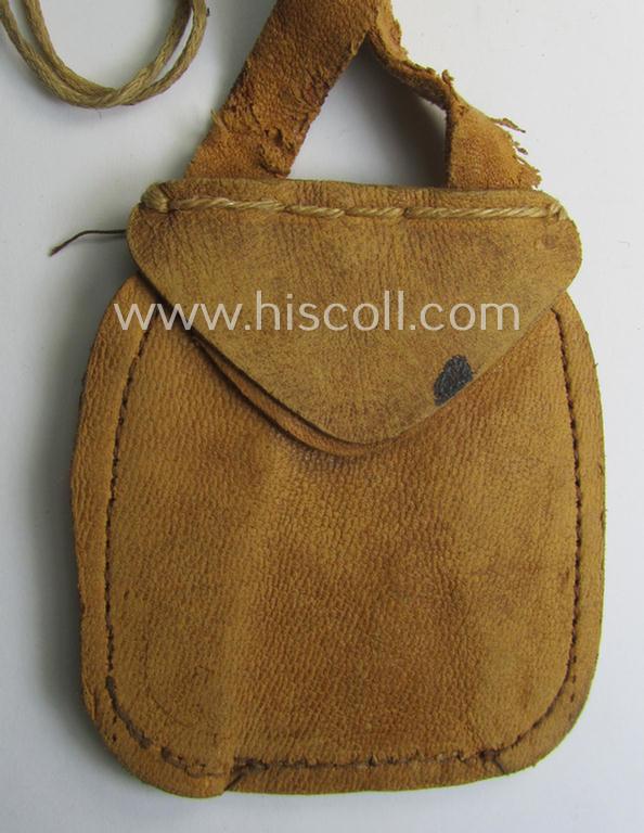 Natural-coloured- and/or genuine leather-based etui (ie. 'Tragetasche') as was intended to store an ID-disc (ie. 'Tragetasche für Erkennungsmarke')