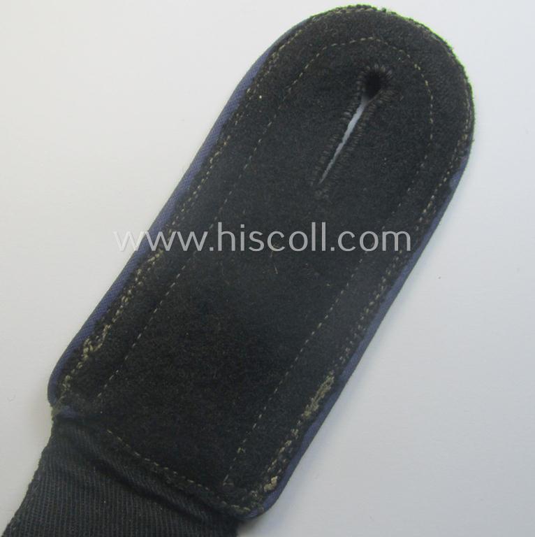 Single, Waffen-SS, NCO-type shoulderstrap as piped in the darker-blue-coloured branchcolour as was intended for usage by an: 'SS-Unterscharführer' who served within the: 'SS-Sanitäts-Trpn.'