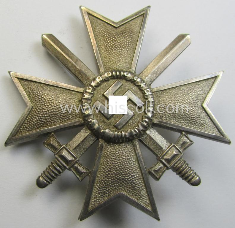 Attractive medal-set: 'Kriegsverdienstkreuz 1. Klasse mit Schwertern', being a maker- (ie. '1'-) marked specimen that comes stored in its original, simplified etui by the: 'Deschler u. Sohn'-company