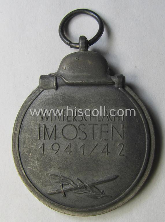 Attractive medal-set: 'Winterschlacht im Osten 1941-42' being a maker- (ie. '61'-) marked- (and/or 'Feinzink'-based) specimen by the maker: 'R.A. Karneth & Söhne' and that comes together with its (non-confectioned) ribbon (ie. 'Bandabschnitt...