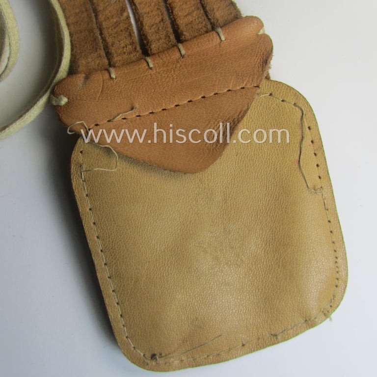 Natural-coloured- and/or genuine leather-based etui (ie. 'Tragetasche') as was intended to store an ID-disc (ie. 'Tragetasche für Erkennungsmarke')