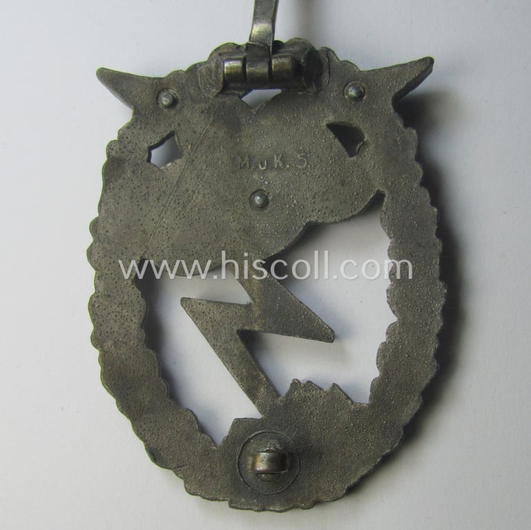 Luxuriously-styled, WH (LW) 'Erdkampfabzeichen' being a clearly maker- (ie. 'M.K. 5'-) marked by: 'Metall- u. Kunststoff'