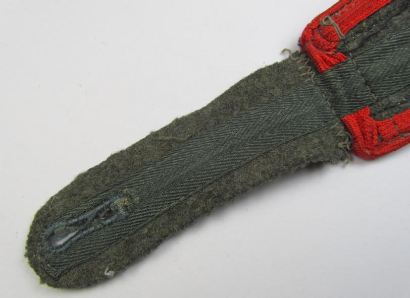 Single, later-war period (ie. so-called: 'M44'-pattern-), simplified, WH (Heeres) NCO-type shoulderstrap, as was intended for an: 'Unteroffizier eines (Sturm)Art.-Regiments'