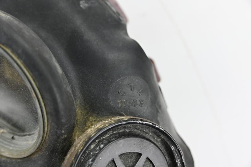British WW2 Leightweight Gasmask in Carrying Bag