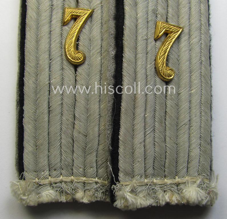 Attractive - and fully matching! - pair of WH (Heeres) neatly 'cyphered', officers'-type shoulderboards as (dual)piped in the black-coloured branchcolour as was intended for a: 'Leutnant der Res. des Pionier-Batallions 7'