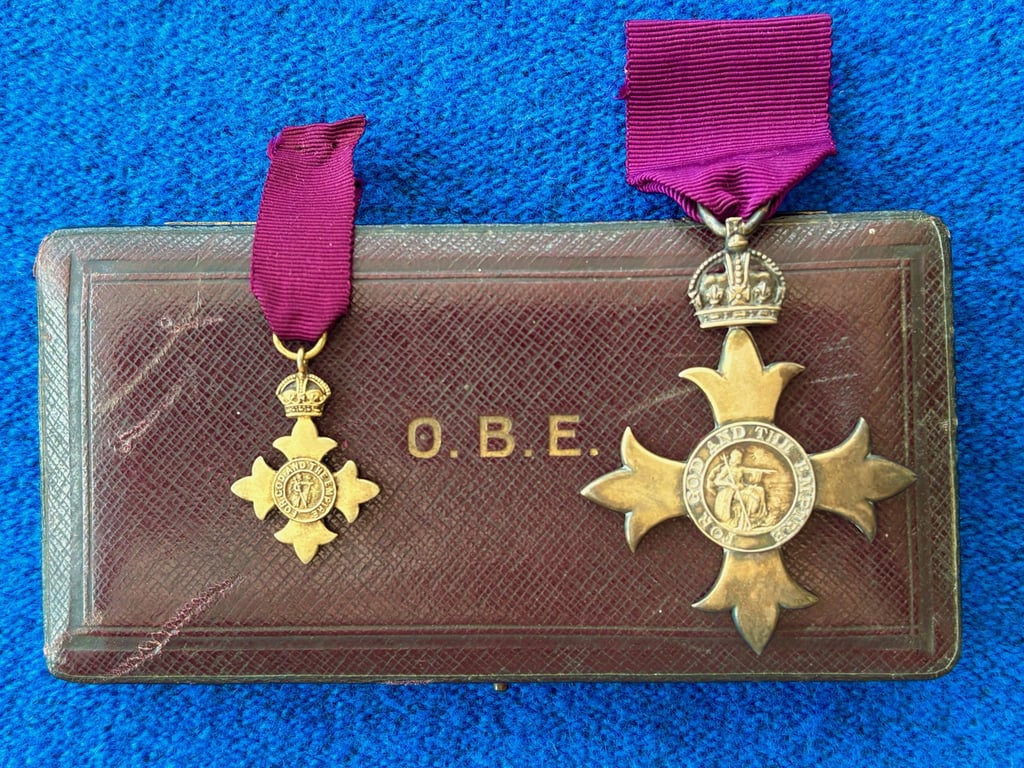 AUTHENTIC BRITISH WWI 1917 CASED OBE STERLING SILVER SET MEDAL WITH MINIATURE.  ADDITONAL PHOTOS