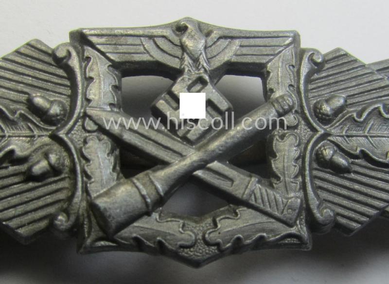 'Nahkampfspange in Bronze' (or: bronze-class close-combat clasp ie. CCC) being a maker- (ie. 'FLL'-) marked- and minimally converse-shaped so-called: '3rd pattern'-specimen as was produced by the maker- (ie. 'Hersteller') 'Friedrich Linden'