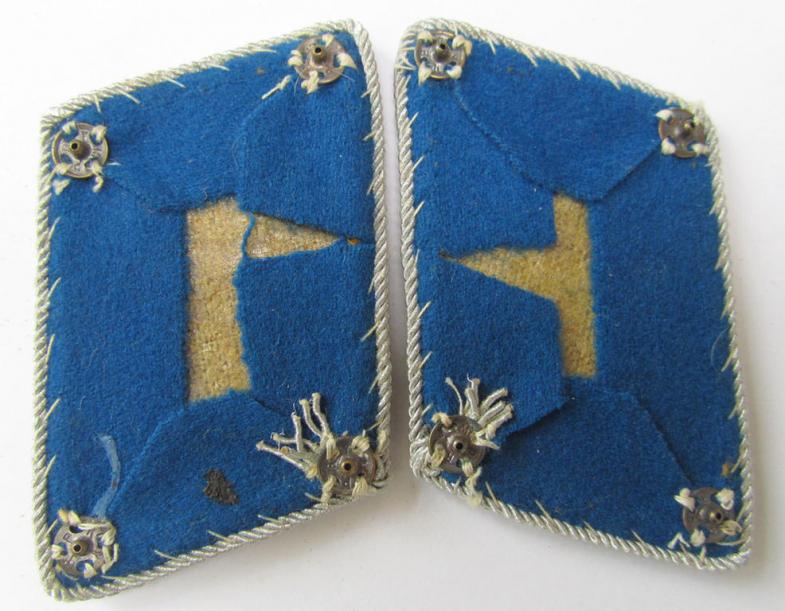 Attractive - and fully matching! - 4-pieced insignia-set comprising of a pair of WH (Luftwaffe) 'dual-piped', officers'-type shoulderboards and dito collar-tabs as was intended for usage by a: 'Leutnant der Res. eines Flieger- o. Fallschirm-Rgts....