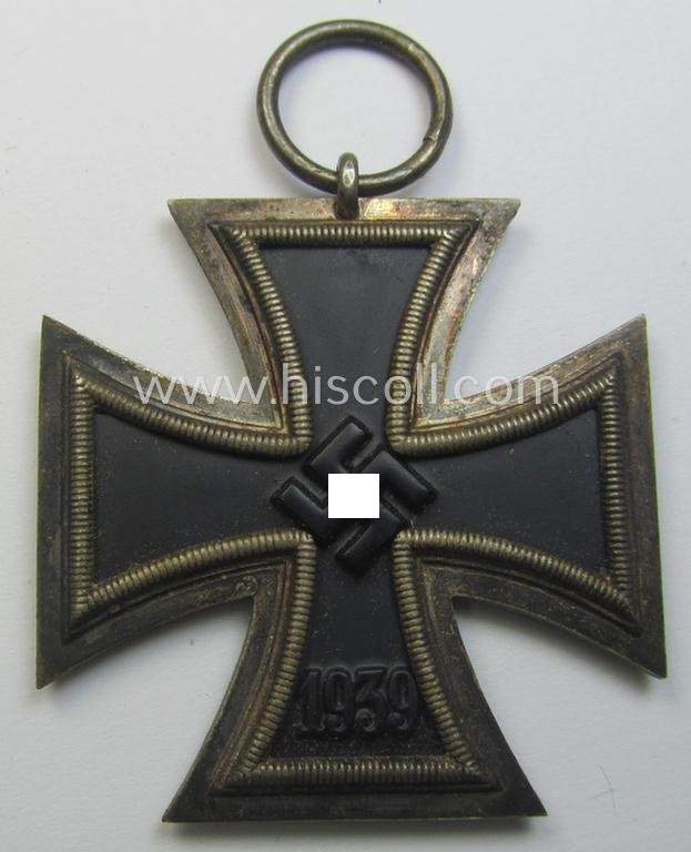 'Eisernes Kreuz II. Klasse' being a non-maker-marked example by the maker (ie. 'Hersteller'): 'Katz & Deyhle' that comes stored in its period (albeit incomplete), 'Zellstoff'-based pouch