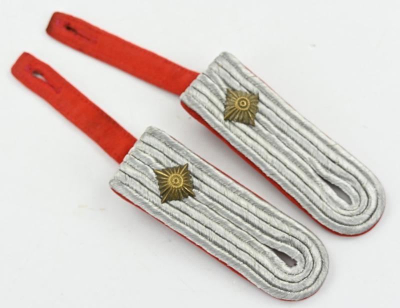 German WH Oberleutnant Shoulderboard Set Artillery