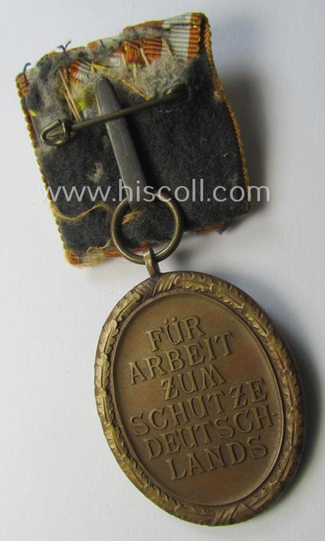 Attractive - and actually unusally seen! - single-pieced and neatly detachable, WH single-pieced medal-bar (ie. 'Orden- o. Einzelspange') showing a: 'Deutsches Schutzwall Ehrenzeichen' (aka: 'Westwall'-medal)