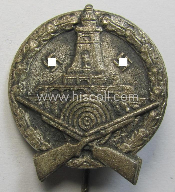 Bright-silver-toned, D.R.K.B. (or: 'Deutscher Reichskriegerbund' aka 'Kyffhäuserbund') shooting-related lapel-pin (ie. 'Schiessauszeichnung') being a non-maker-marked example showing two swastikas, two crossed rifles and 'Kyffhäuser'-monument