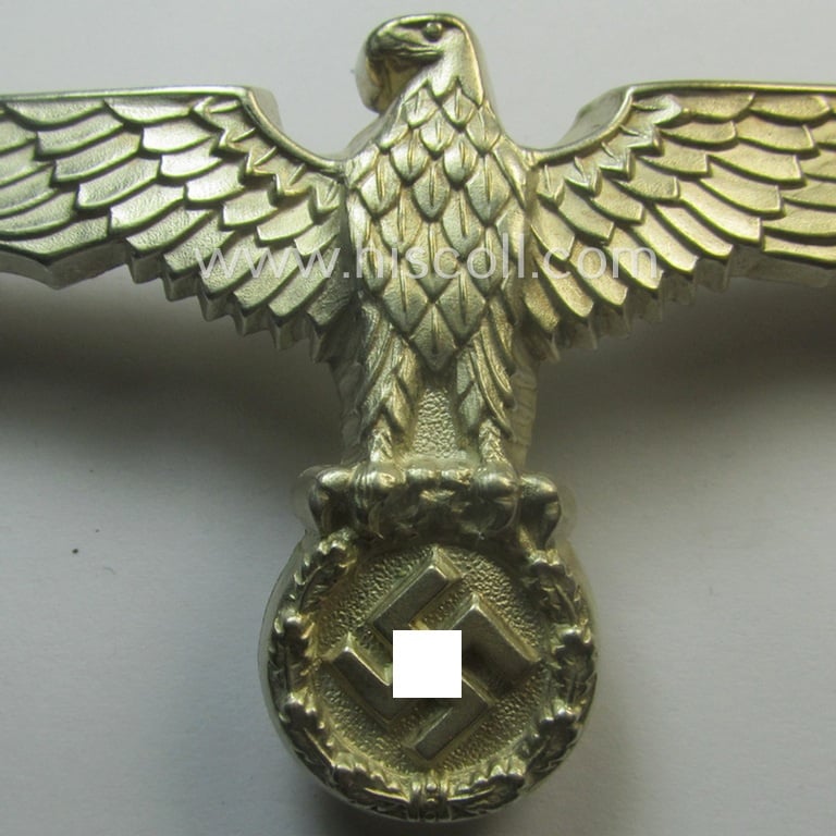 Larger-sized, WH (Kriegsmarine): 'DAK' (ie. 'Deutsches Afrikakorps') 'Buntmetall versilbertes' so-called: 'pith-helmet' eagle-device as intended for: 'Beamten der Kriegsmarine'