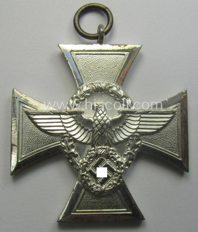 Bright-silver-toned 'Polizei-D.A. 2. Stufe' (or: police loyal-service medal 2nd class) that came together with its period (& long-sized) ribbon (ie. 'Bandabschnitt') and that comes stored in its scarcely seen, green-coloured etui