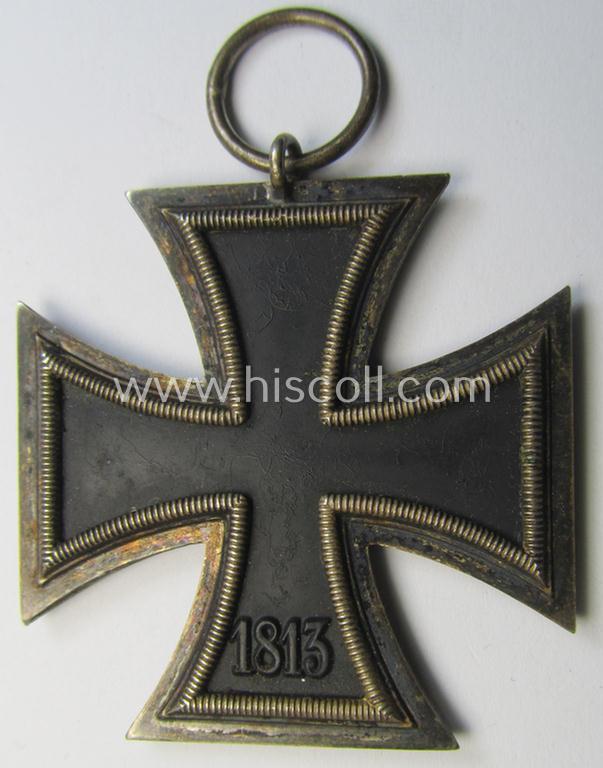 'Eisernes Kreuz II. Klasse' being a non-maker-marked example that comes together with its original- and once-mounted ribbon (ie. 'Bandabschnitt') as was produced by a (by me) unidentified maker (ie. 'Hersteller')