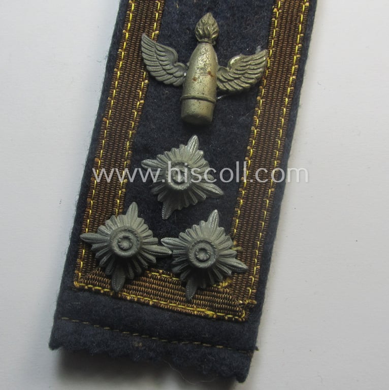 Single, (I deem) early-war-period so-called: 'M40'-pattern, WH (Kriegsmarine) tailor-made, NCO-type shoulderstrap as was intended for usage by a: 'Stabsfeldwebel eines Küsten-Artillerie-Abtgs.'