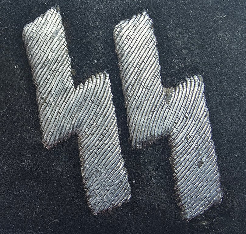 Waffen-SS pattern collar tab ('Kragenspiegel für Unter Führer der Waffen-SS