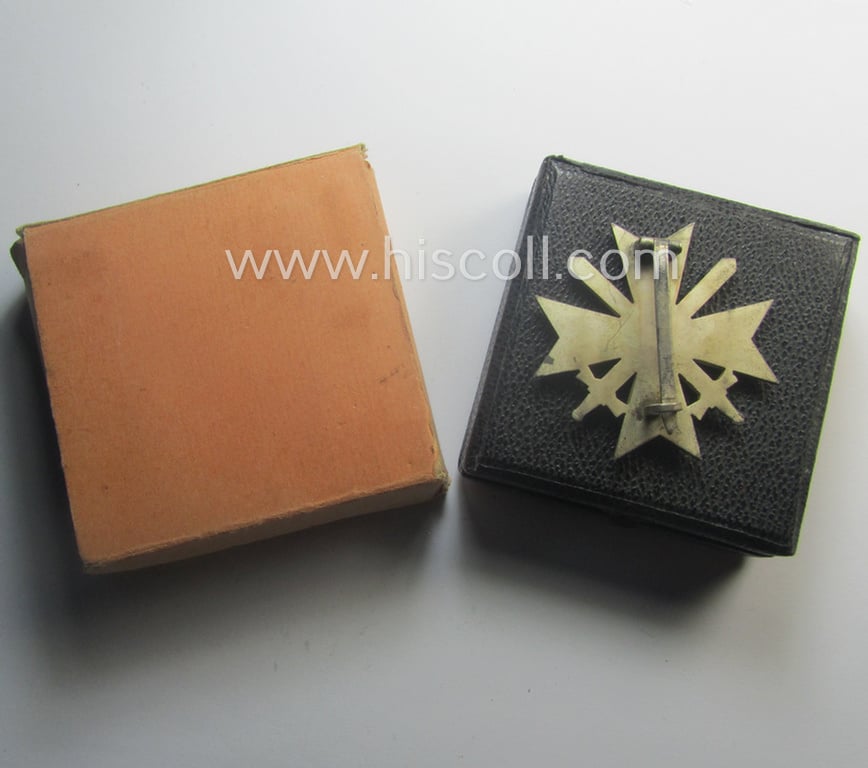 Attractive, medal-set: 'Kriegsverdienstkreuz 1. Klasse mit Schwertern', being a non-maker-marked specimen that came stored in its original etui and dito orange-toned 'Überkarton'