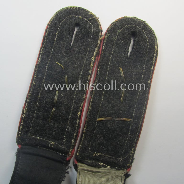 Superb - and rarely found! - pair of WH (Heeres) 'cyphered', NCO-type shoulderstraps (for usage onto the black-coloured, 'wrap-around'-styled Panzer-tunics) as intended for usage by an: 'Oberfeldwebel eines Panzer-Rgts.'