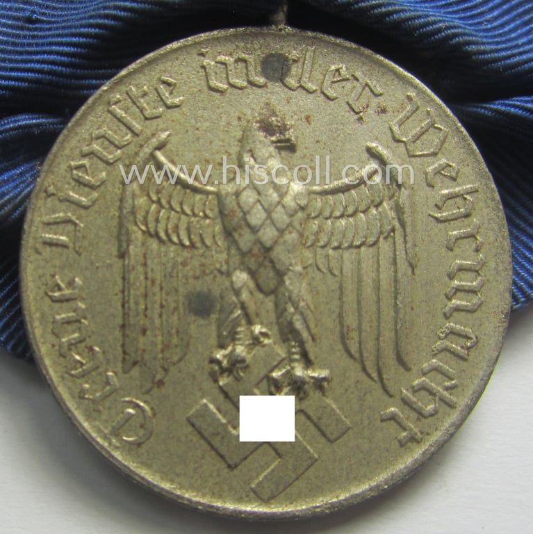 Silver-toned, WH (Heeres o. KM) so-called: 'Einzelspange' showing a: 'WH-Dienstauszeichnung 4. Stufe' (as was intended for 4 years of loyal-service) and that shows a detailed, Heeres o. KM-type-eagle-device, period-attached