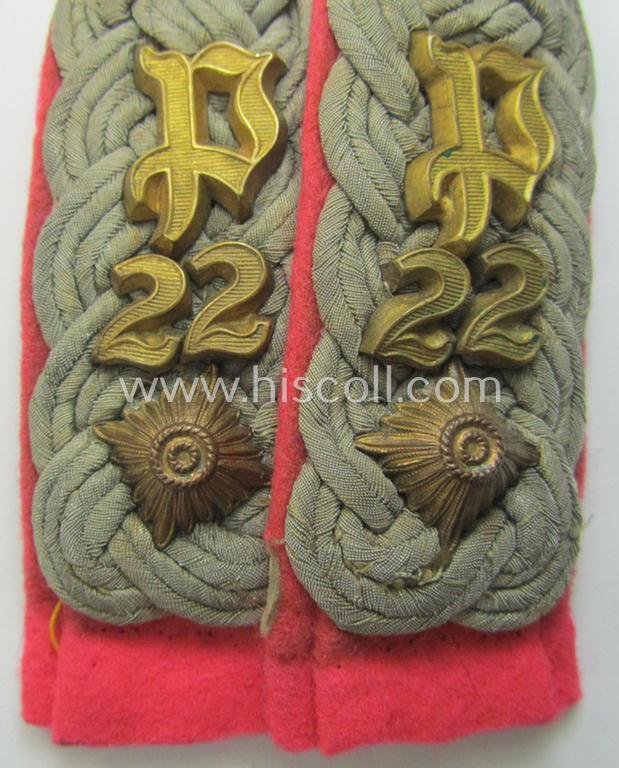 Attractive - and/or fully matching! - pair of WH (Heeres) 'cyphered' officers'-type shoulderboards as piped in the bright-pink- (ie. 'rosaroter'-) coloured branchcolour as was intended for an: 'Oberstleutnant des Panzerjäger-Abteilungs 22'