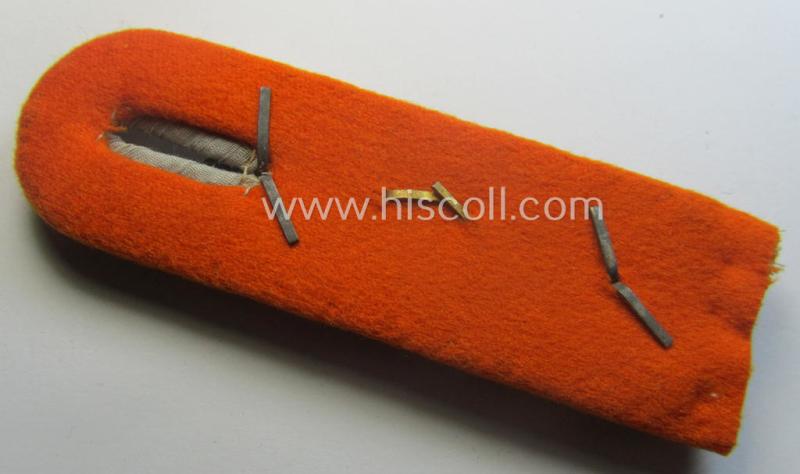Single, WH (Heeres) 'cyphered' officers'-type shoulderboard as piped in the bright-orange (ie. 'orangeroter'-) coloured branchcolour as was intended for a: 'Hauptmann u. Mitglied einer Divisionsstabes'
