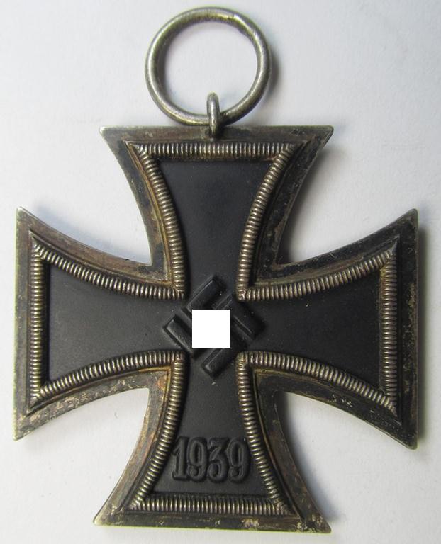 'Eisernes Kreuz II. Klasse' being a non-maker-marked example that comes together with its original- and never-mounted ribbon (ie. 'Bandabschnitt') as was (I deem) produced by the maker (ie. 'Hersteller'): 'Ernst L. Müller'