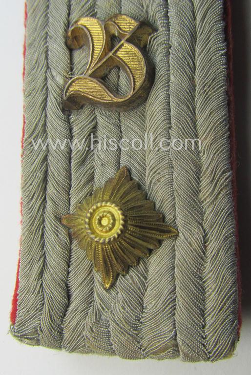 Single, WH (Heeres) neatly 'cyphered', officers-pattern shoulderboard as intended for an: 'Oberleutnant u. Mitglied einer Art.-Beo.-Abts.'
