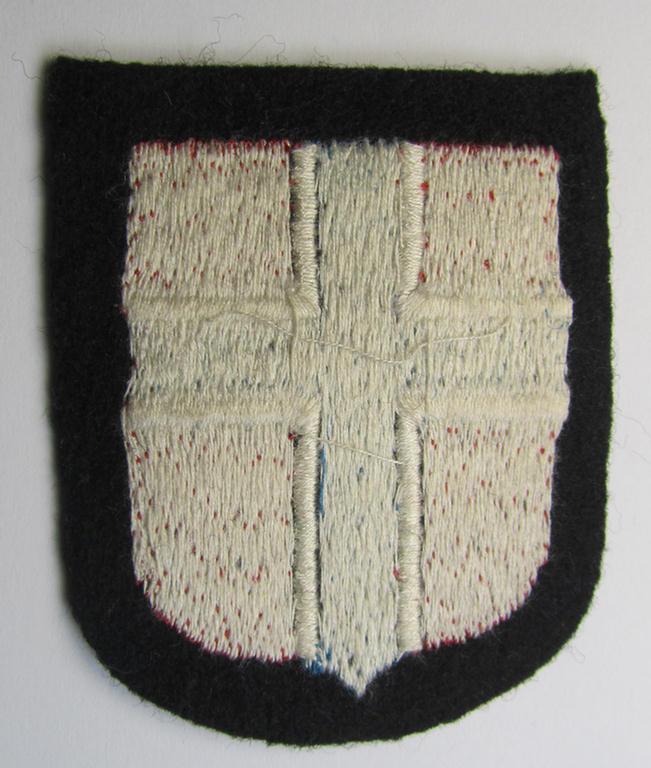 Stunning - and rarely encountered! - Waffen-SS, Norwegian 'volunteer'-armshield as was intended for usage by soldiers of (amongst others) the: '6. Gebirgs-Division der SS' (“Nord”) and that comes in a 'virtually mint- ie. unissued'-, condition