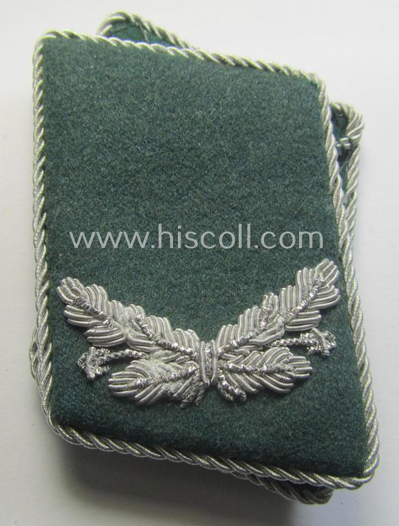 Pair of WH (Luftwaffe) officers'-type collar-patches for a medium-ranked administrative-official ie. officer and: 'Leutnant' (or: 'Beambte des mittleren Dienstes')