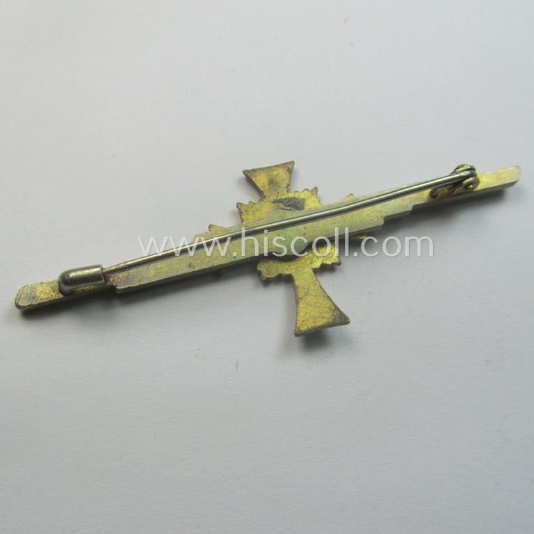 Miniature of an: 'Ehrenkreuz der deutschen Mutter - erste Stufe' (or: golden-class mothers'-cross) being a non-maker-marked example that comes mounted onto a (rarely observed!) bar (ie. 'Spange')