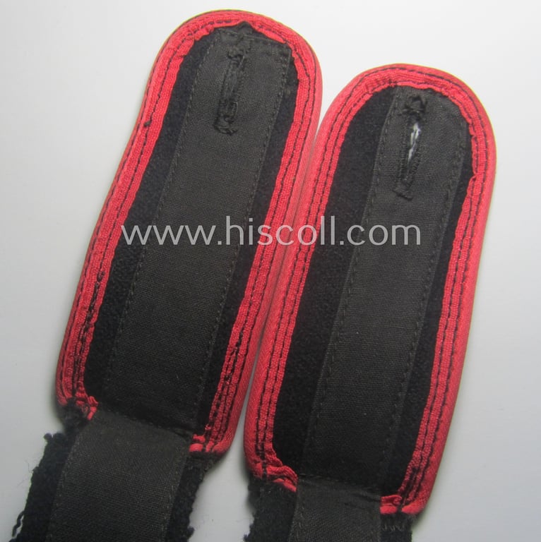 Fully matching, WH (Heeres) later-war period- (ie. 'simplified'- ie. 'M44'-pattern-) EM-type shoulderstrap-pair (as was specifically intended to be used on the black-coloured, 'wrap-around'-styled Panzer-tunics: 'Soldat der Panzer-Trpn.'