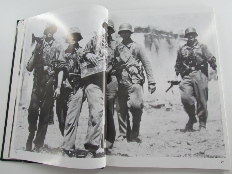 Book : Divisionen der Waffen-SS im Einsatz 1940-1945