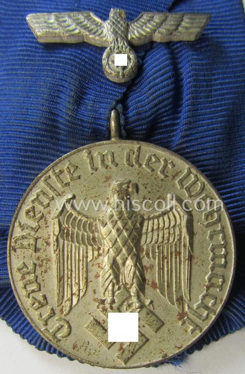 Attractive, silver-toned WH (Heeres o. KM) so-called: 'Einzelspange' showing a: 'WH-Dienstauszeichnung 4. Stufe' (as was intended for 4 years of loyal-service) and that shows a detailed, Heeres o. KM-type-eagle-device, period-attached