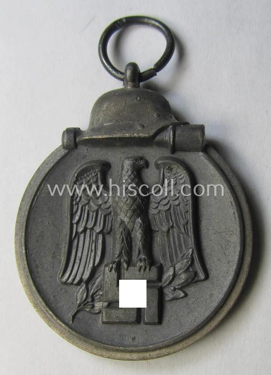 Attractive medal-set: 'Winterschlacht im Osten 1941-42' being a maker- (ie. '61'-) marked- (and/or 'Feinzink'-based) specimen by the maker: 'R.A. Karneth & Söhne' and that comes together with its (non-confectioned) ribbon (ie. 'Bandabschnitt...